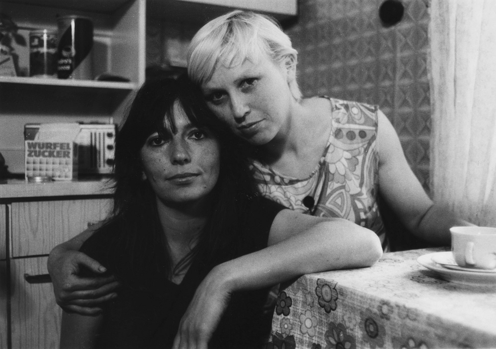 Zbogom zima: dve dekleti sedita za kuhinjsko mizo, na film nagrajenke Helke Misselwitz.