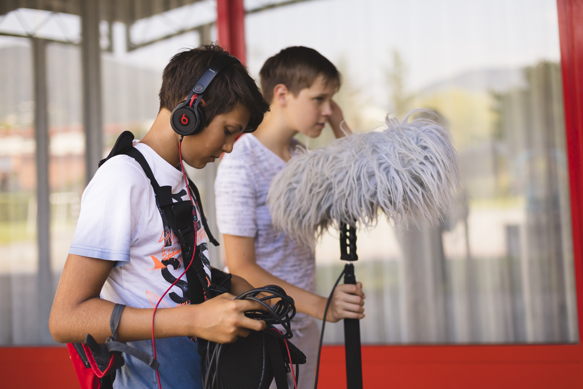 Mladostnika snemata avdio pri snemanju filma.