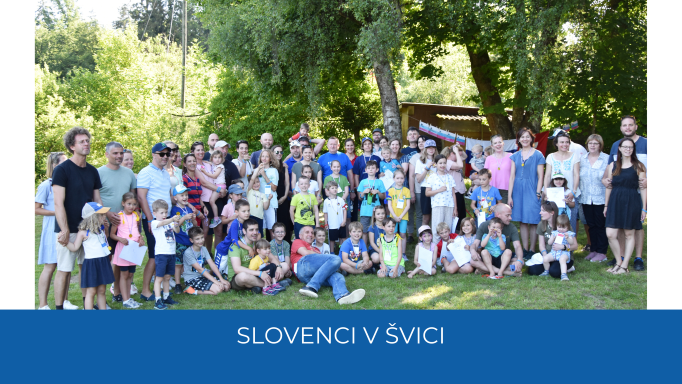 Skupina otrok, učiteljev in staršev, ki so se udeležili Slovenski otroci vabijo