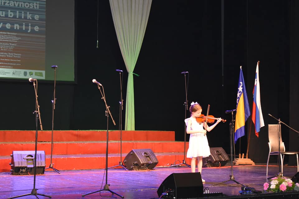 Mlada violinistka.