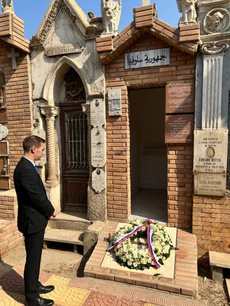 Slovenski veleposlanik in Slovenci v Kairu stojijo na pokopališču ob spominskem vencu