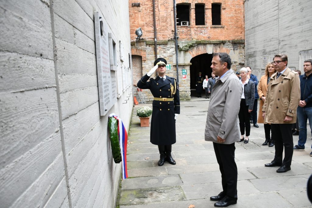 Minister Arčon pri polaganju venca na spominsko ploščo slovenskim žrtvam v koncentracijskem taborišču Rižarna