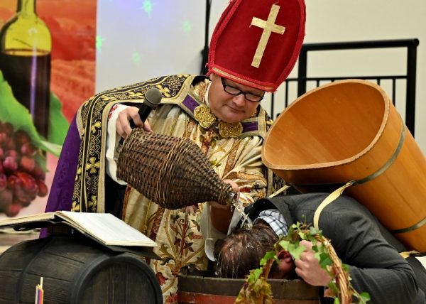 Moški oblečen v sv. Martina opravlja tradicionalni krst vinogradnika