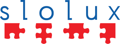Logotip - napis slolux v modri barvi, spodaj rdeči koščki sestavljanke.