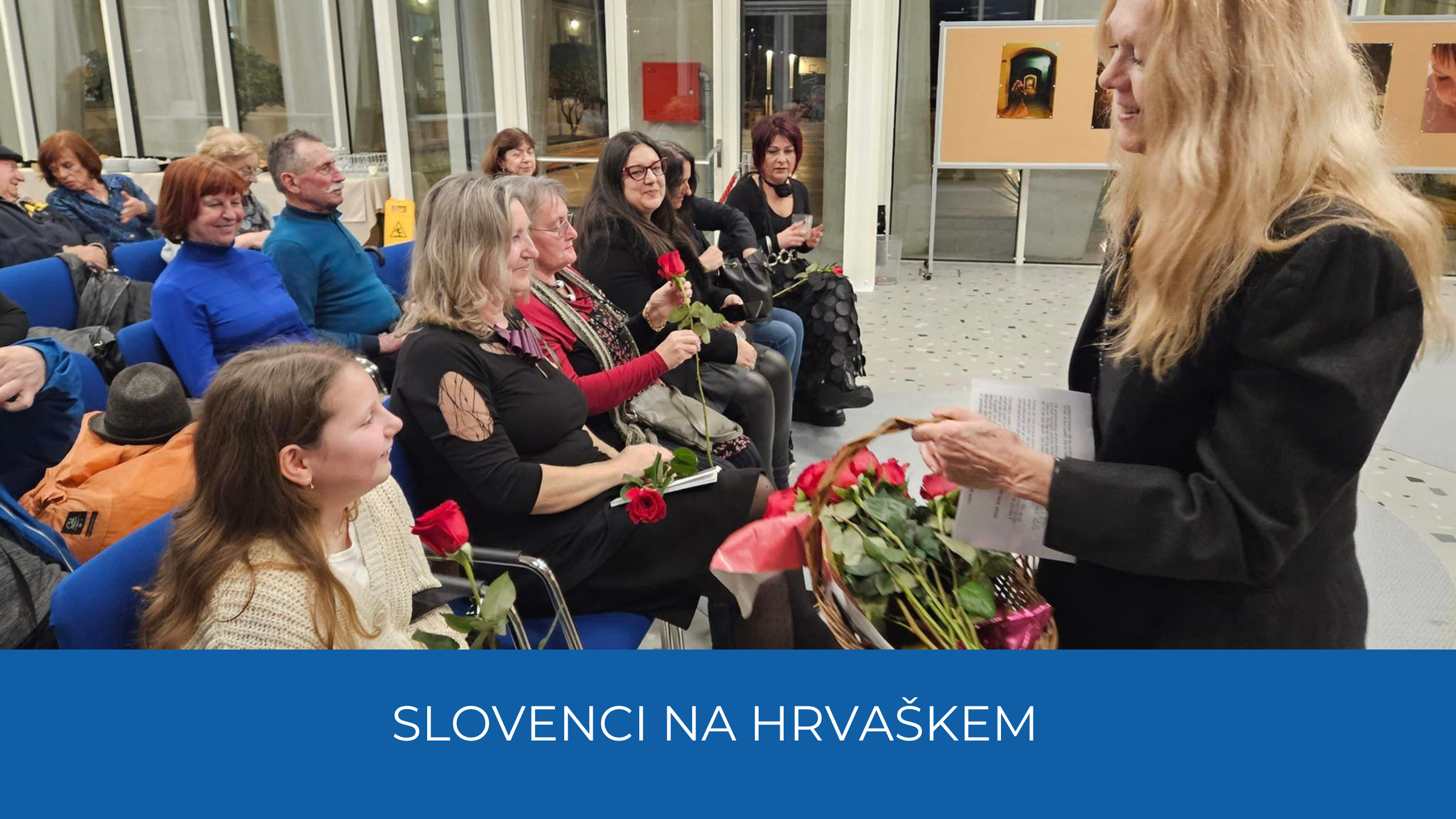 Ženska udeležencem razstave deli rdeče vrtnice