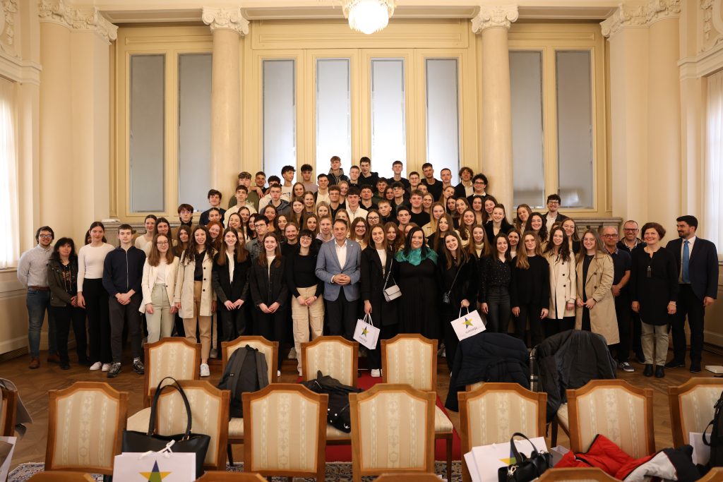 Skupinska fotografija dijakov in dijakinj z ministrom Matejem Arčonom