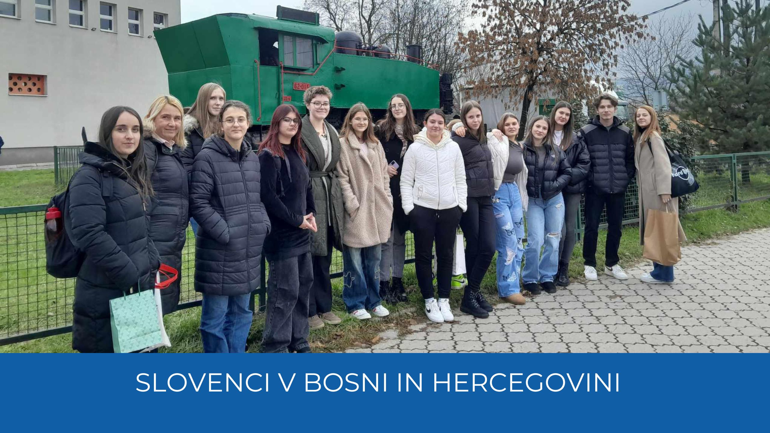 Skupinska slika pred muzejsko lokomotivo