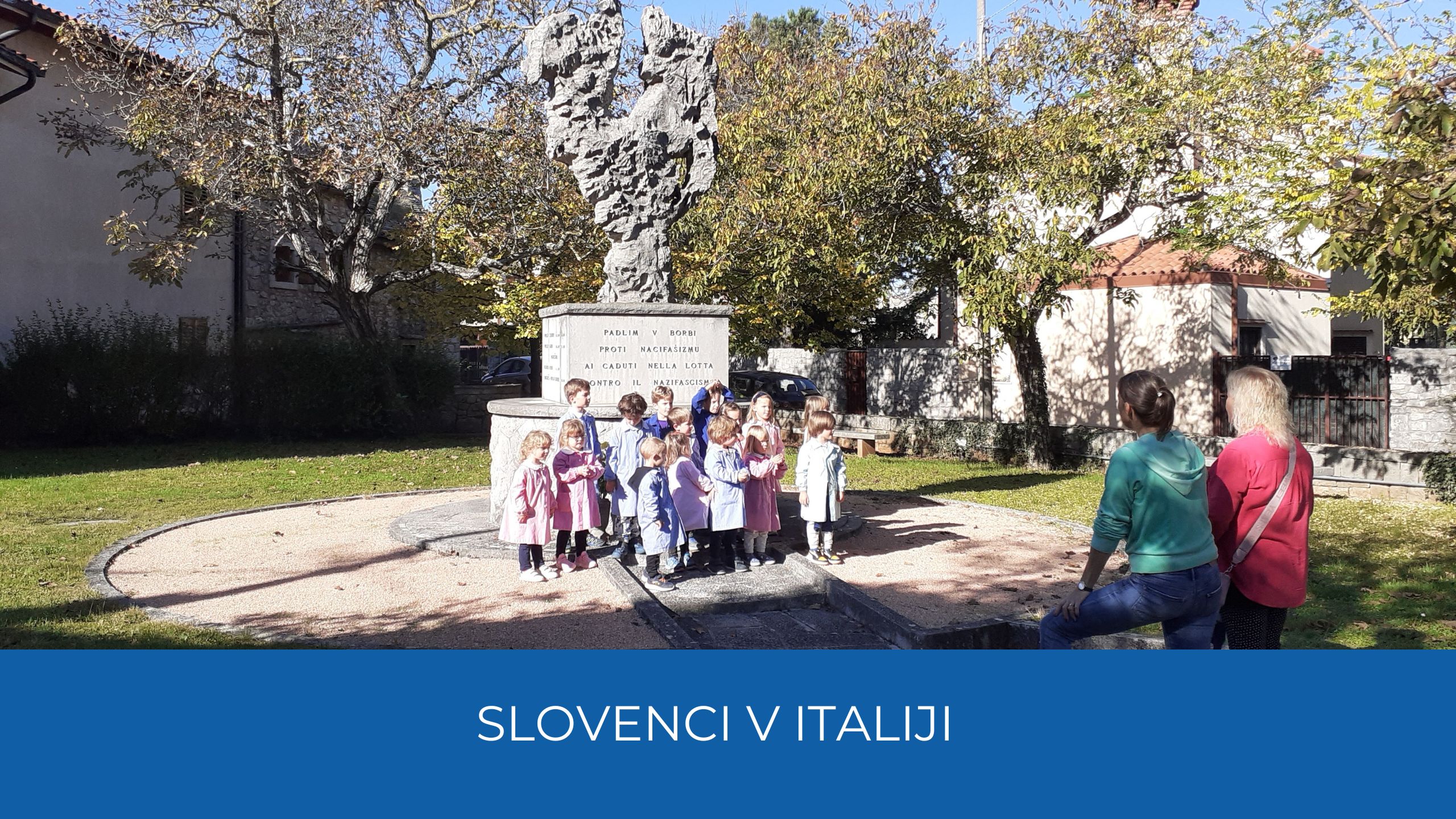 Počastitev padlih vaščanov pred spomenikom