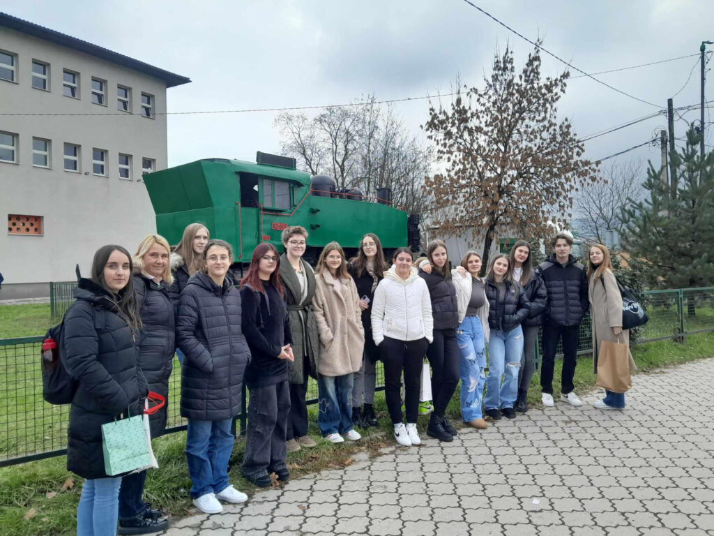 Skupinska slika pred muzejsko lokomotivo