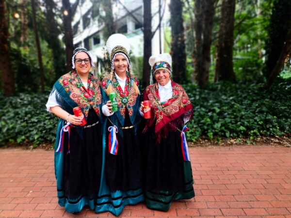 Tri članice v narodni noši s slovenskim pivom