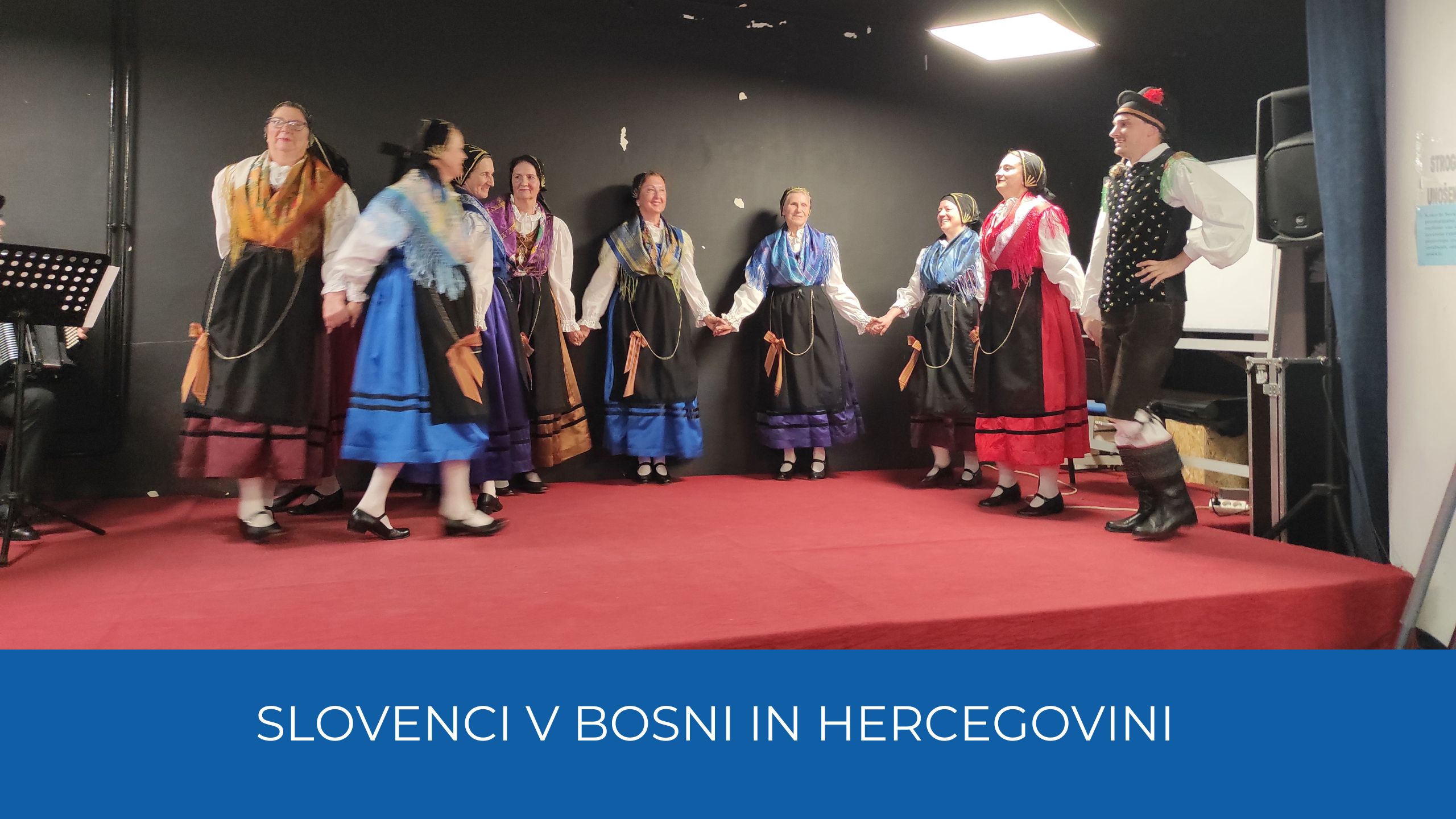 Nastop folklorne skupine v narodni noši