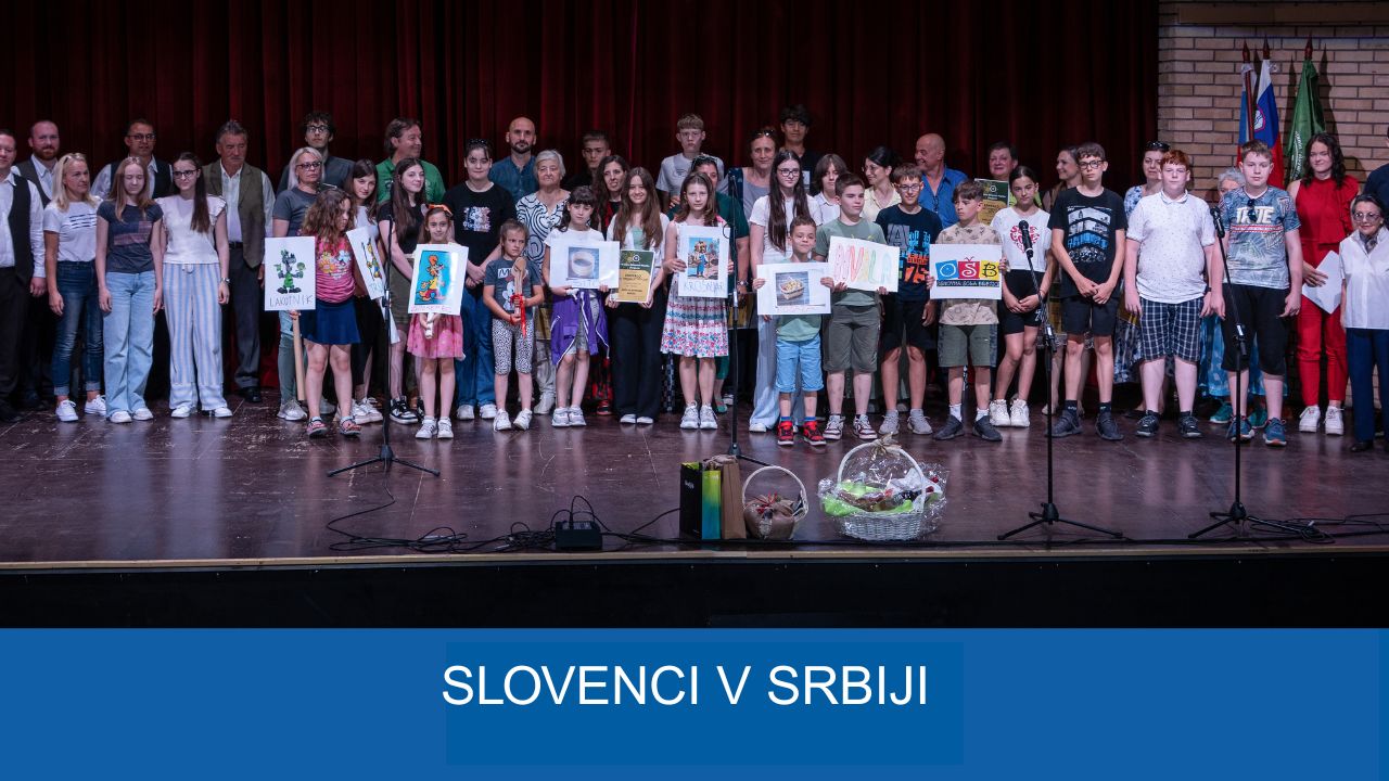Skupinska slika nastopajočih na odru