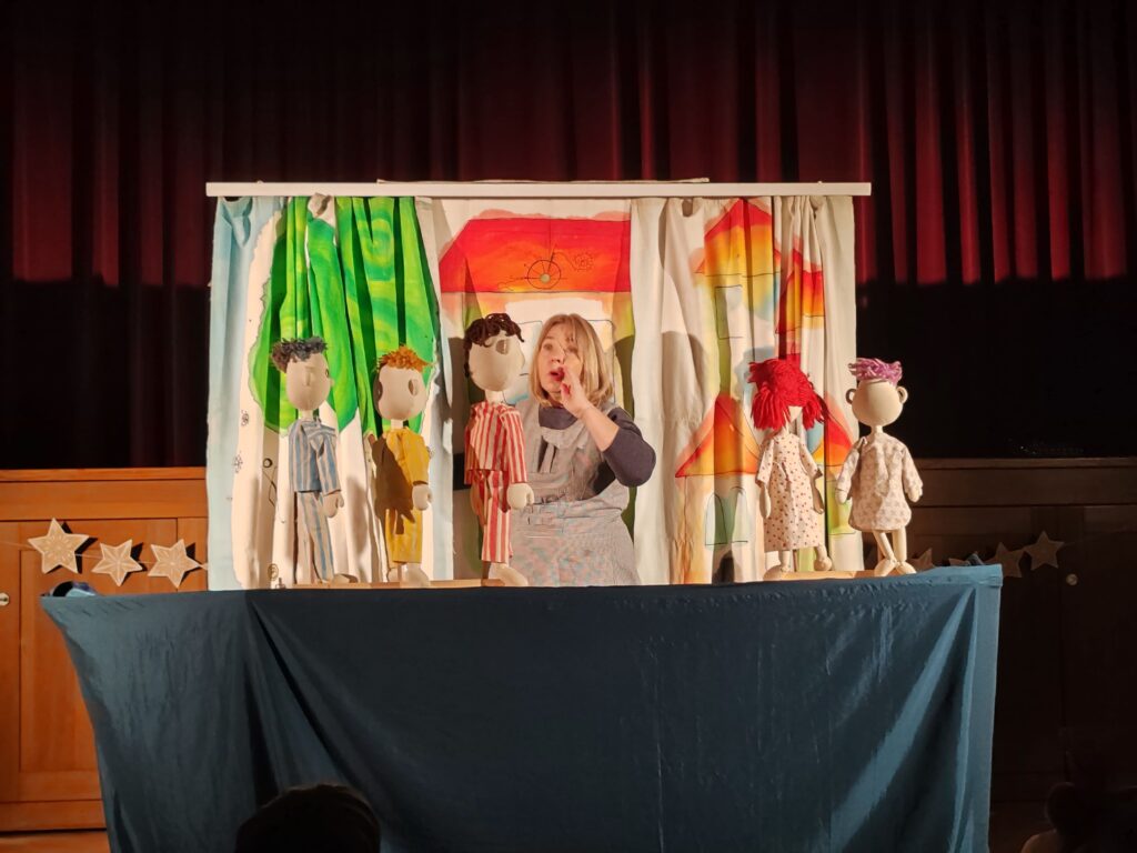 Nemčija_Miklavževanje 2025 Predstava Muca copatarica