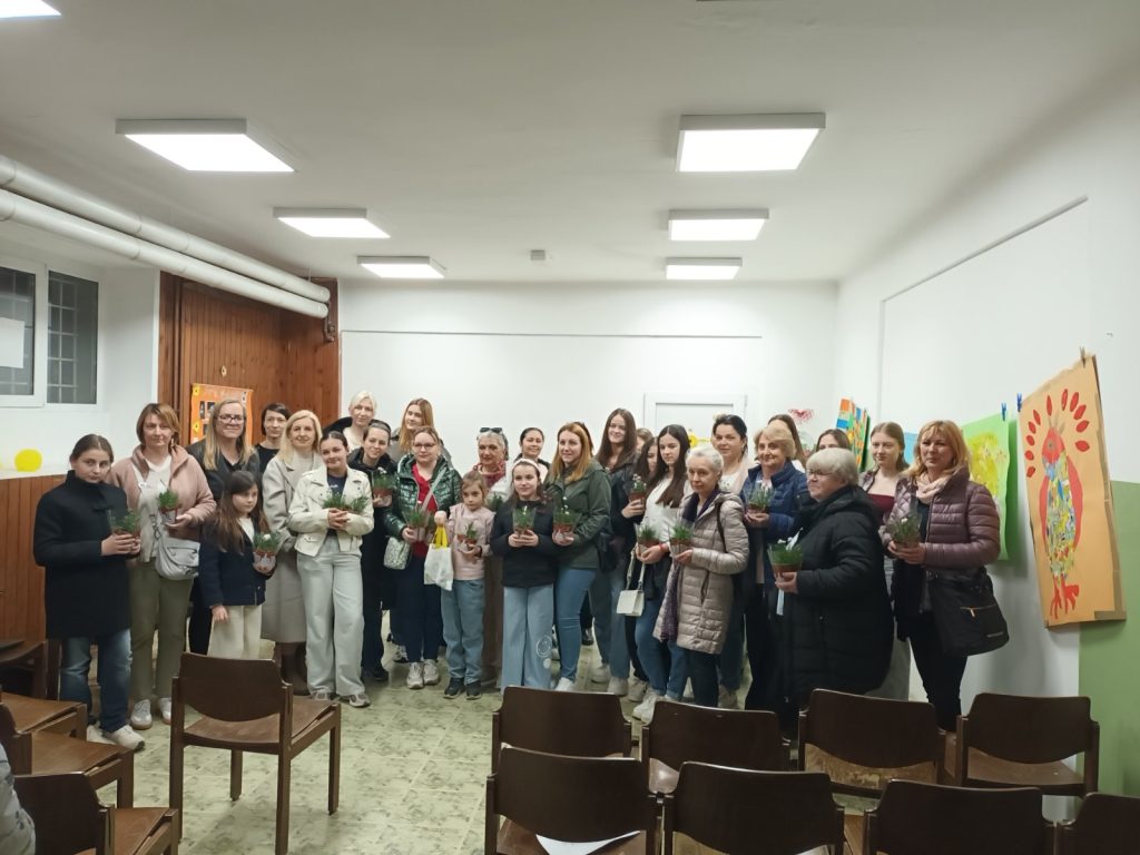 srbija_planika zrenjanin Udeleženci dogodka s šopki.