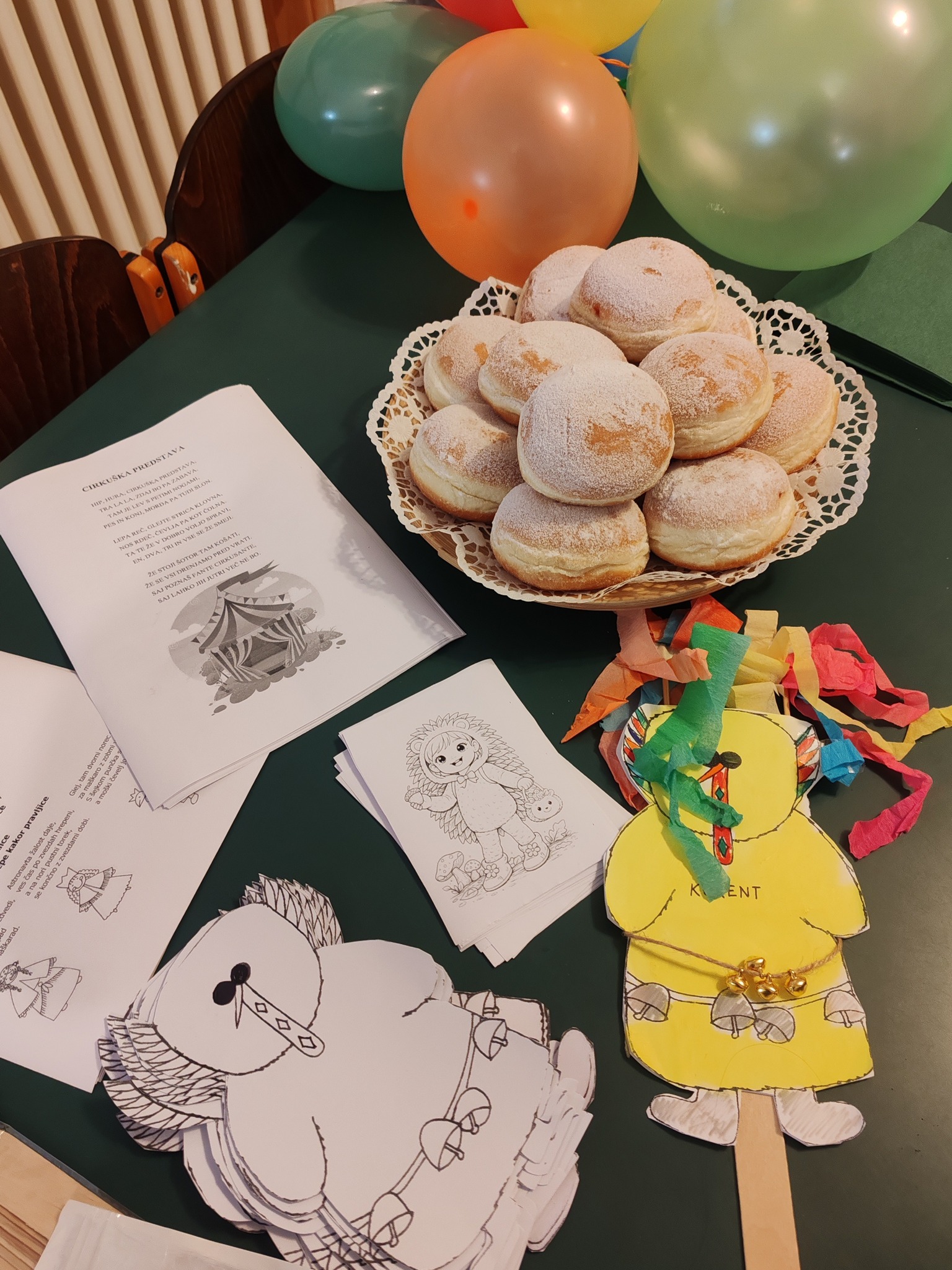 Krofi in pustna dekoracija.