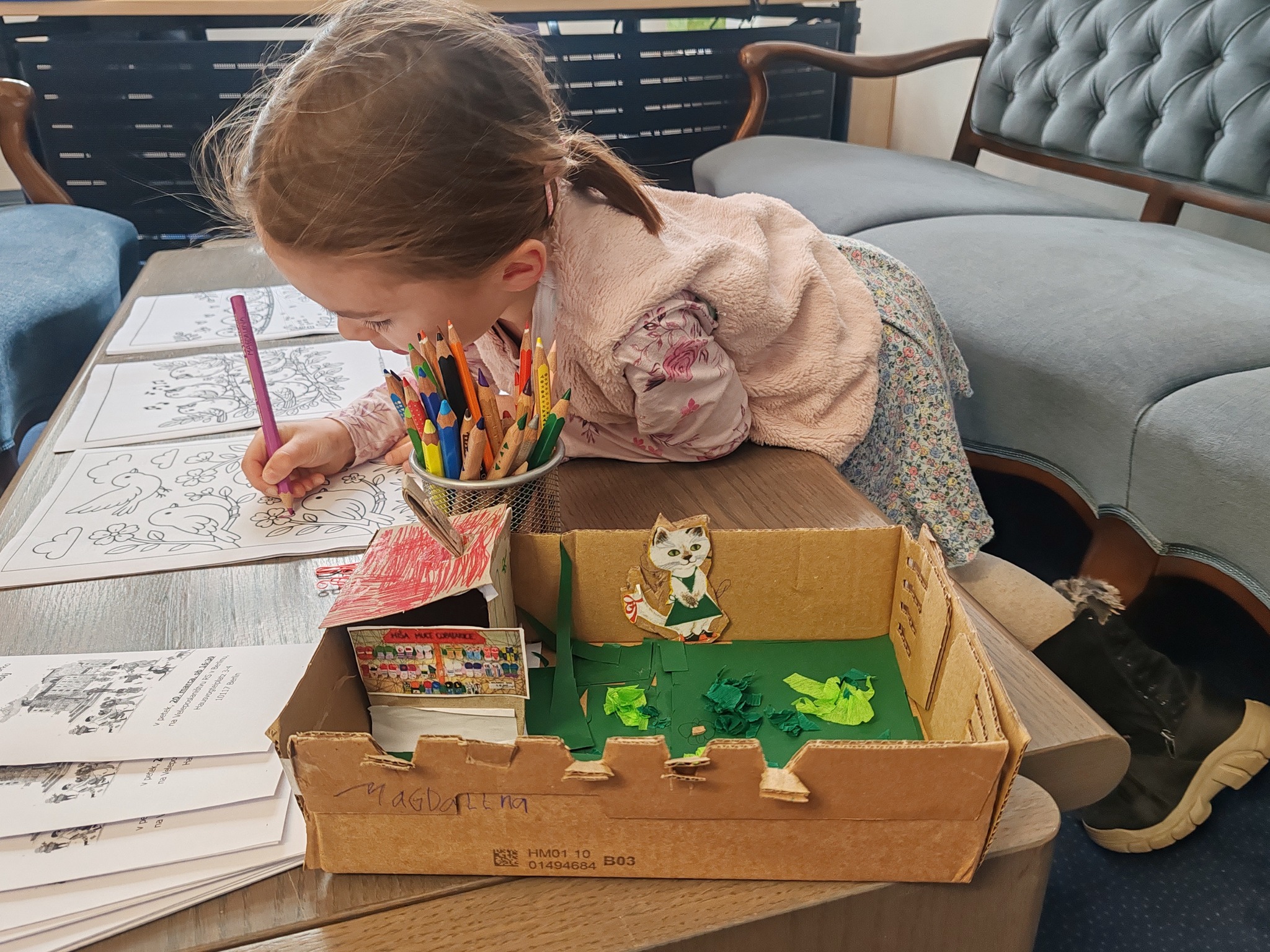 Deklica, ki ustvarja za Gregorjevo.