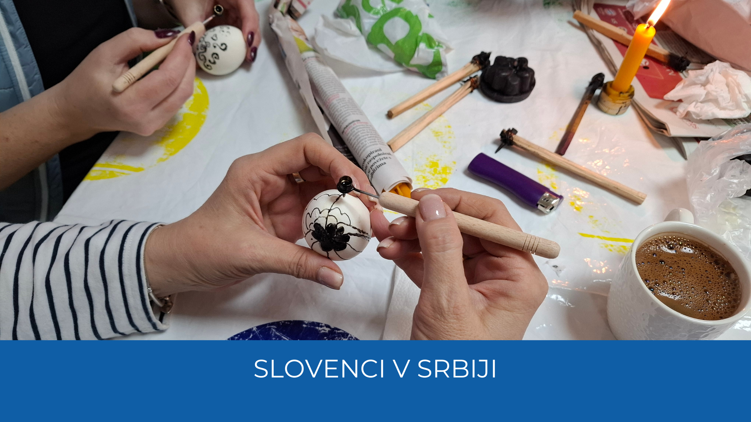 Okraševanje jajc. Spodaj na modrem traku napis Slovenci v Srbiji.