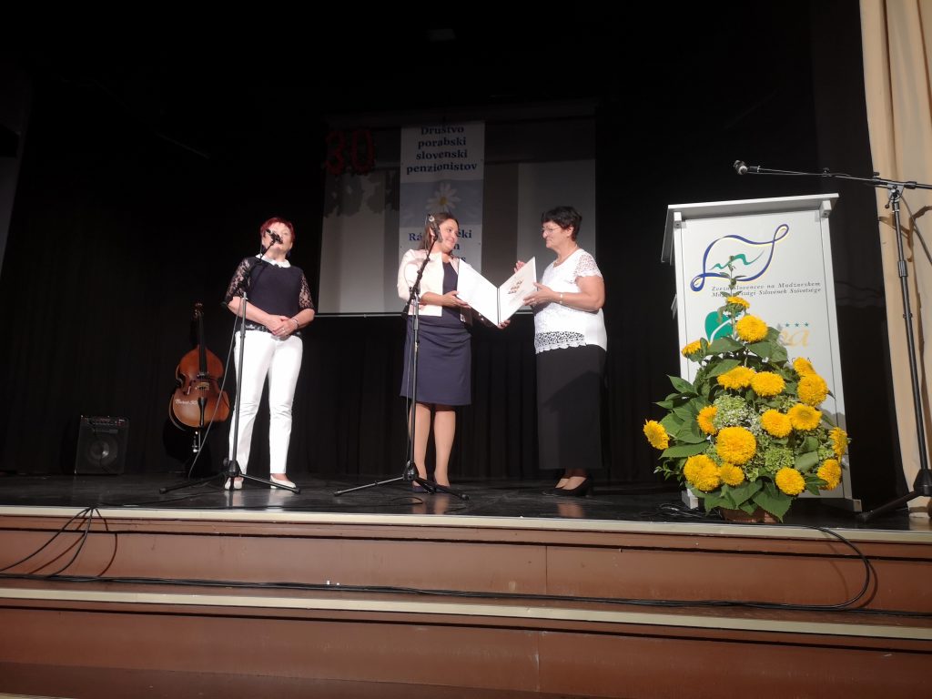 madžarska_Društvo porabskih slovenskih upokojencev(1) Ministrica podeljuje priznanje na odru.