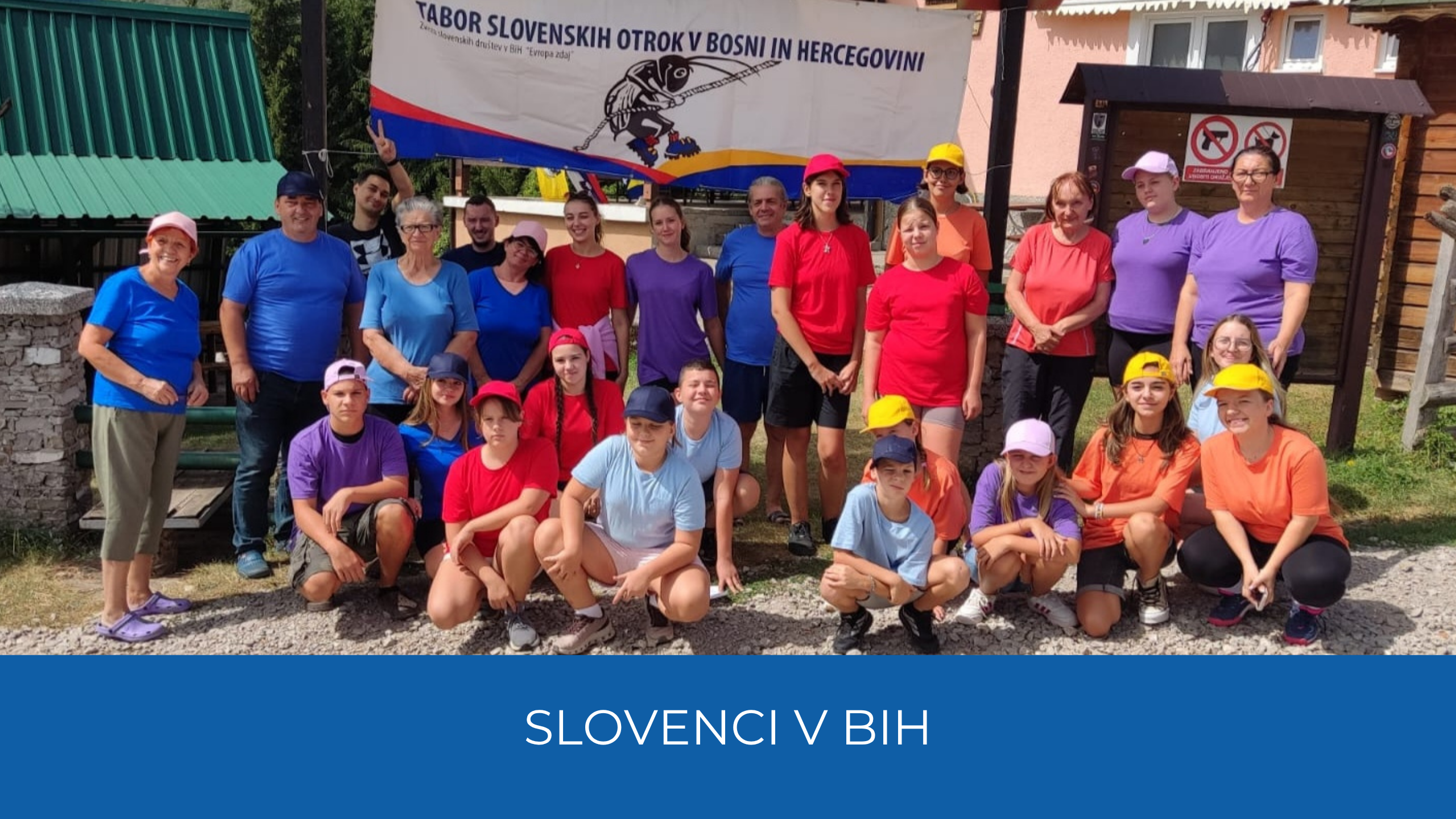 Skupna slika. Zgoraj pano z napisom Tabor slovenskih otrok v Bosni in Hercegovini.
